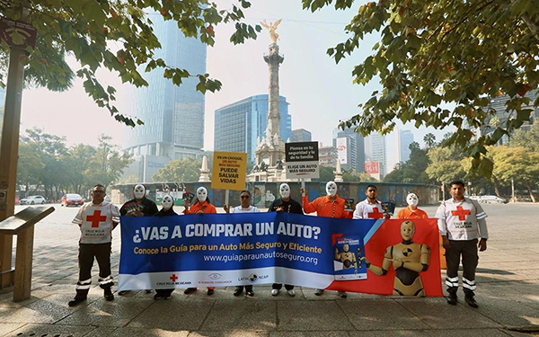 Dummies y organizaciones civiles en el Ángel de la Independencia invitan a ciudadanos a informarse para adquirir autos más seguros y eficientes